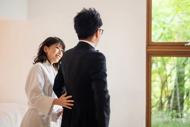 としきさんのお支度をみきさんがお手伝いされたそう。おふたりのリラックスした様子が素敵な一枚です。