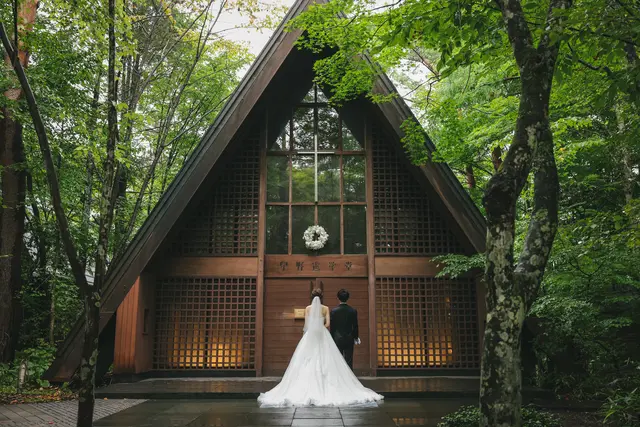 憧れていた高原教会の前、静かなおふたりだけの時間でした。