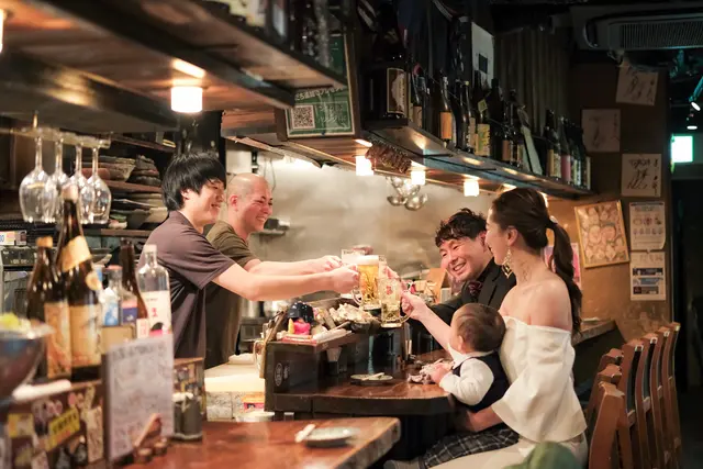 撮影地は、ふたりが出会った立ち飲み屋や行きつけの居酒屋 - みんなの 