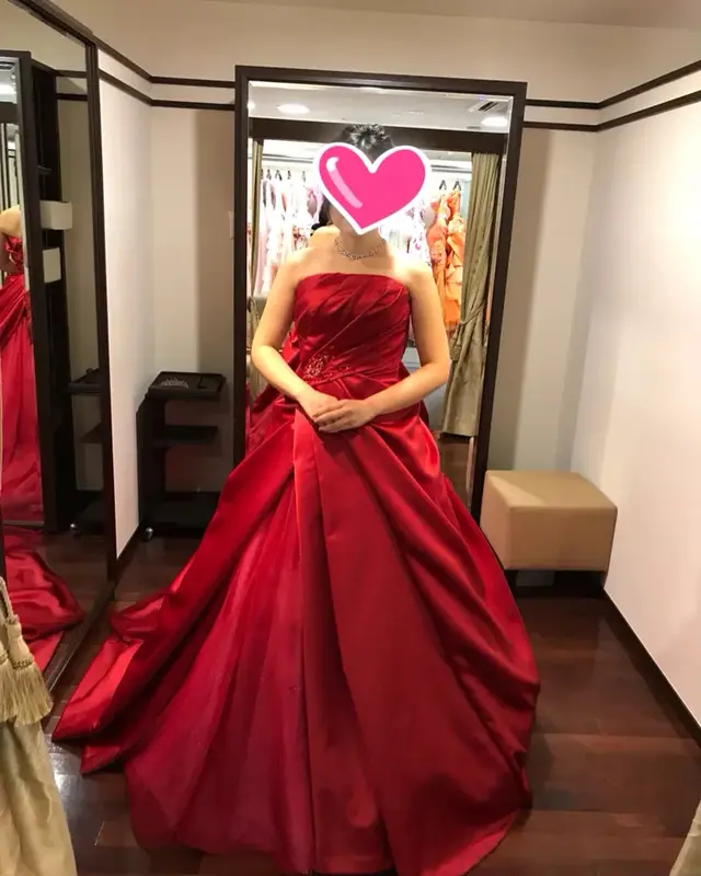 真っ赤なドレス 光沢のある生地もす 結婚式準備レポ みんなのウェディング