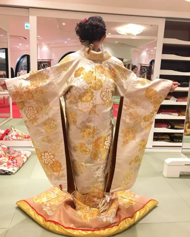 山本寛斎花嫁衣装 ゴールドの色打掛*山本寛斎さんのデ - 結婚式準備レポ【みんなの