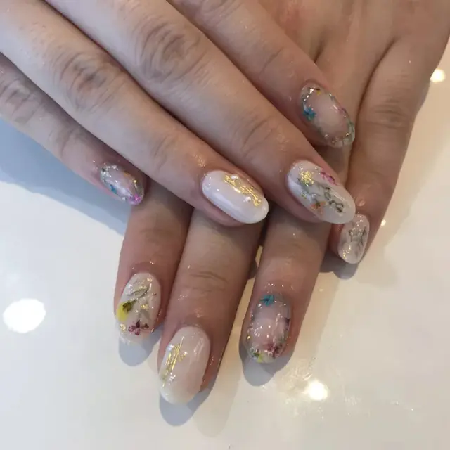 指先にかわいいを閉じ込める ブライダルネイルに人気の 押し花ネイル のデザインアイデア みんなのウェディングニュース