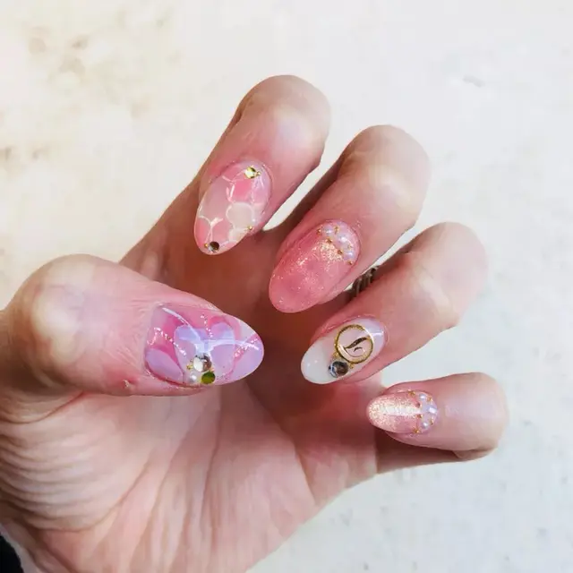 春婚に合わせたお花柄ネイル 薬指 結婚式準備レポ みんなのウェディング