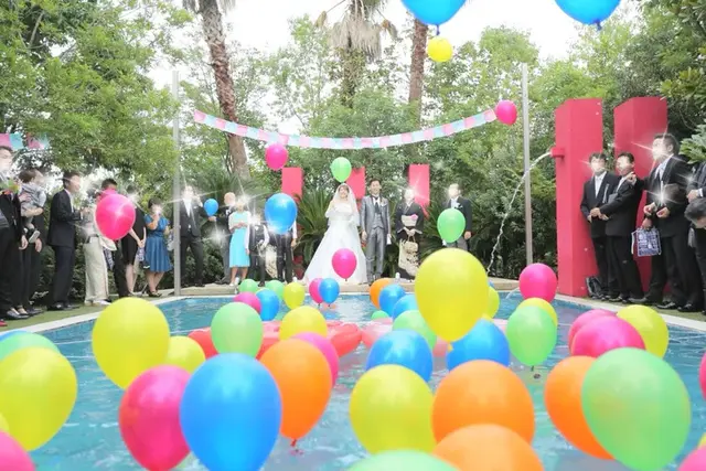 披露宴会場外のプールで風船を飛ばす 結婚式準備レポ みんなのウェディング