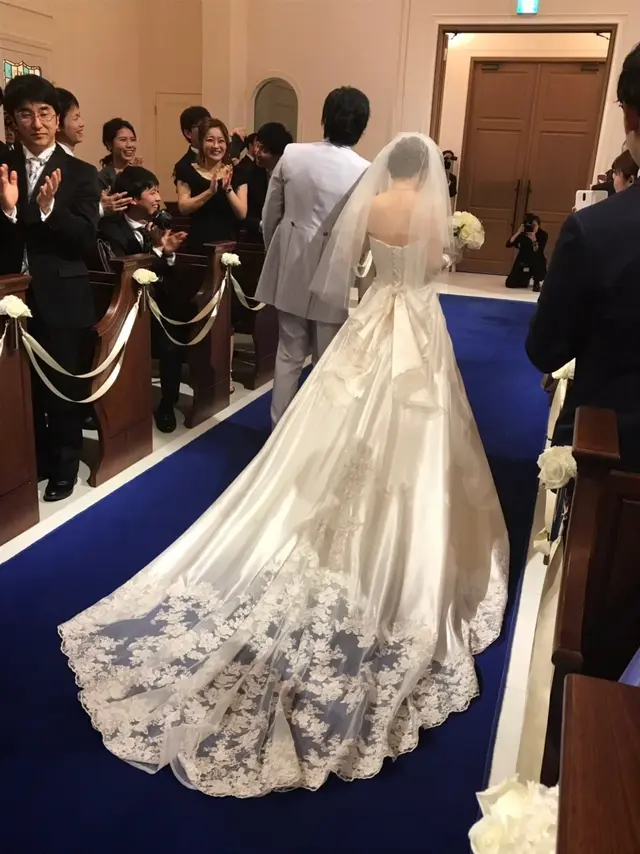 青い絨毯に長い白のレース 刺繍が映 結婚式準備レポ みんなのウェディング