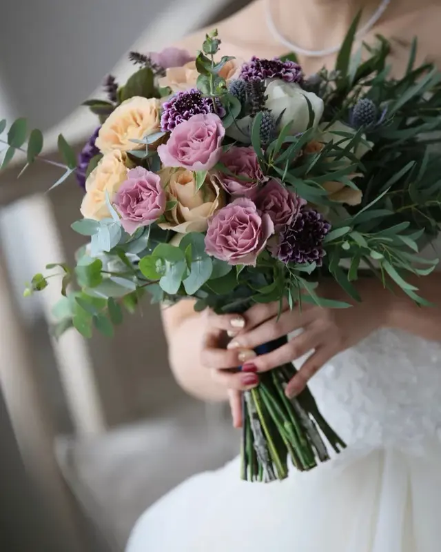 くすみカラーの大人可愛いブーケ 持 - 結婚式準備レポ【みんなの