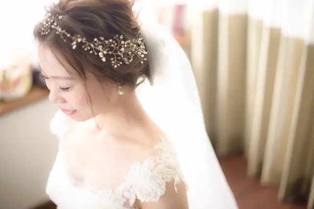後ろ姿まで抜かりなく こだわり花嫁のヘッドアクセサリー7選 みんなのウェディングニュース 後ろ姿まで抜かりなく こだわり花嫁のヘッドアクセサリー7選 みんなのウェディングニュース