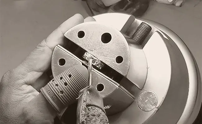 ハワイ自社工房の熟練職人による「スピリチュアルな手彫り」