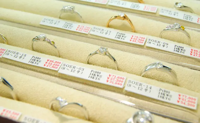 シンプルなデザインに二人の想いをさりげなく落とし込んで