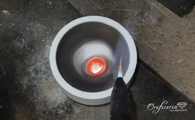 ひとつの金属の塊から生まれるふたりの指輪