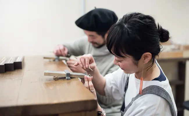 素材を熱して形を作るところから磨きまで、一貫して作り上げる醍醐味