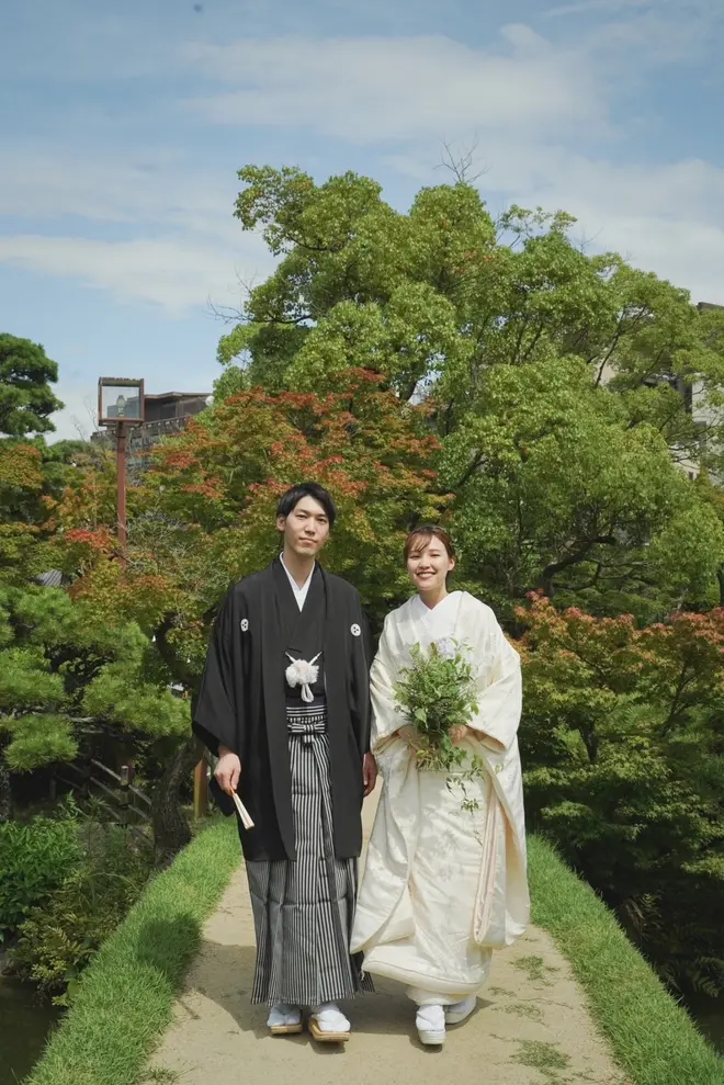 緑と白のコントラストがきれいに映える前撮り - THE SORAKUENの事例