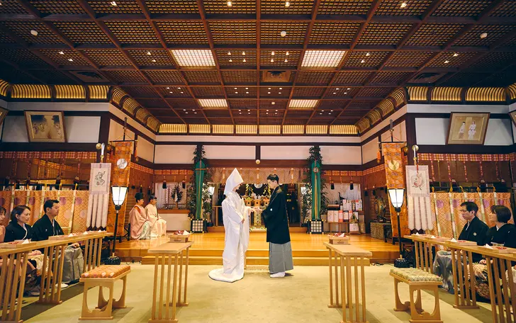 日本の伝統美を象徴する神前結婚式ならではの厳かな雰囲気に包まれ、人生の新たな門出を歩む瞬間が一層特別なものに