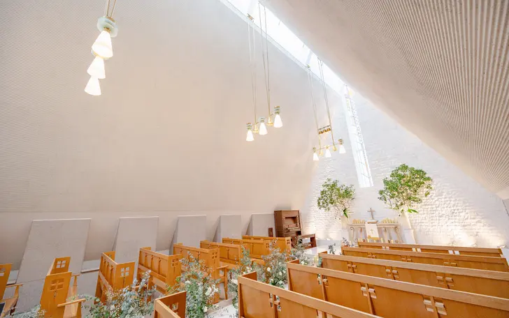 中に入ると、天井からまるでおふたりとゲストを祝福しているかのように
光が降り注ぐ幻想的な空間が広がります