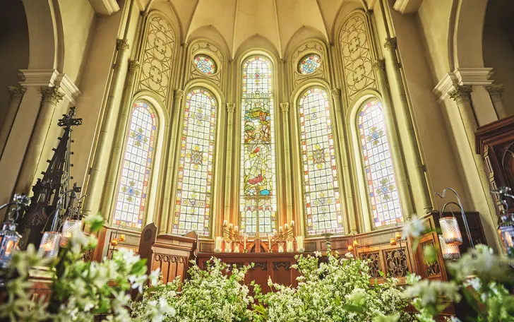 英国の教会で120年以上の歴史を紡いできたスタンドグラスを移築した独立型の大聖堂