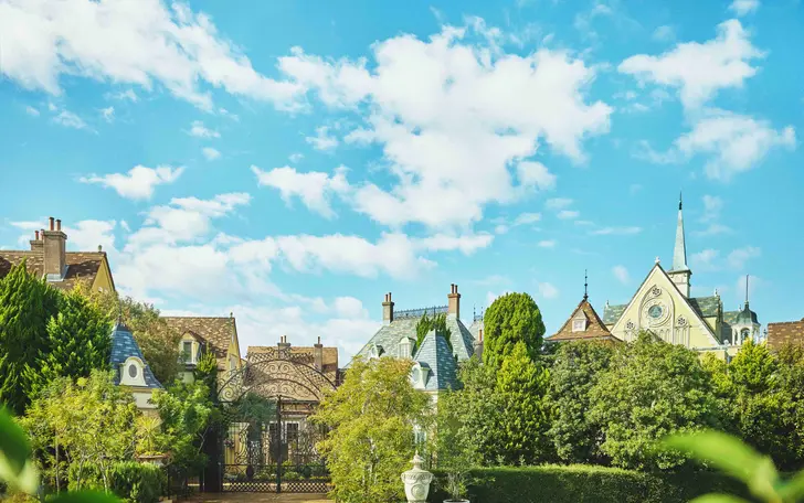 結婚式のために作られた美しい村に一歩足を踏み入れた瞬間、異日常の世界に浸ることが出来る