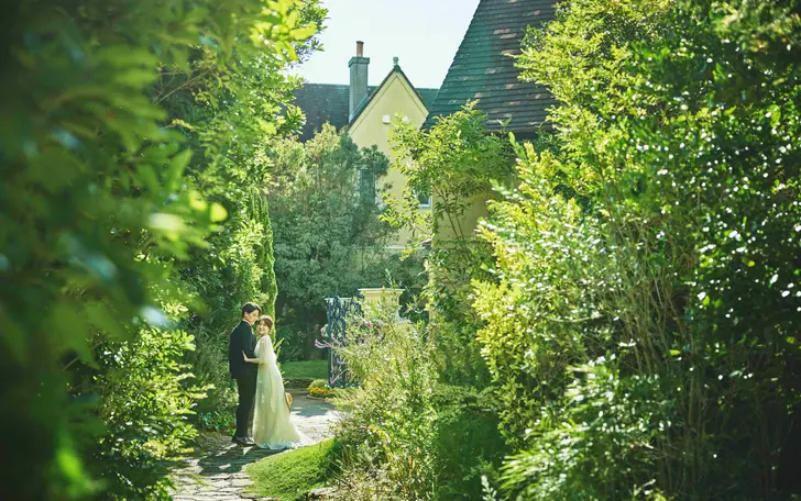 豊かな緑と蜂蜜色に輝く建物が織りなす独特の世界観が魅力。