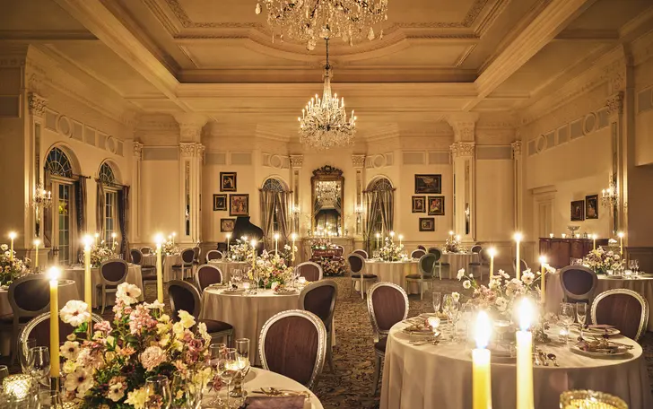 階段入場も叶う花嫁の憧れ叶う華やかなケルムスコットマナー