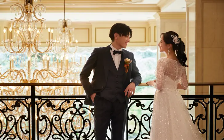 写真映えする美しい内装が自慢のホテル。シャンデリアをバックに特別な一枚を。