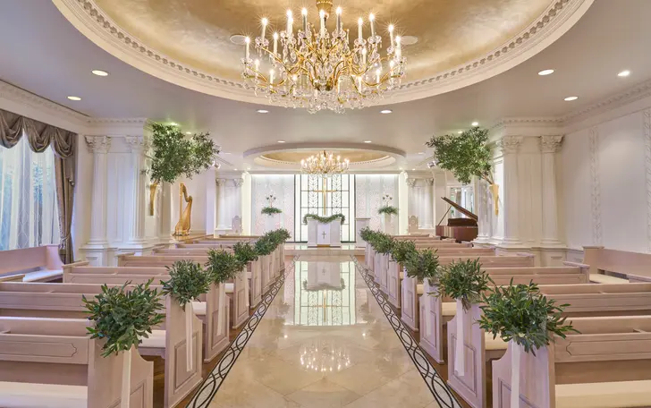 柔らかな自然光が射し込むガーデン付きチャペル「カナホール」