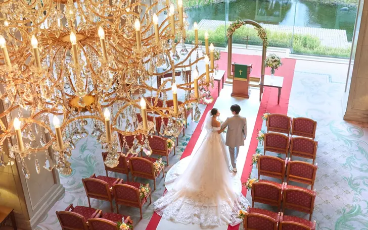 二層吹き抜けの壮大な空間で行うロビーウエディング