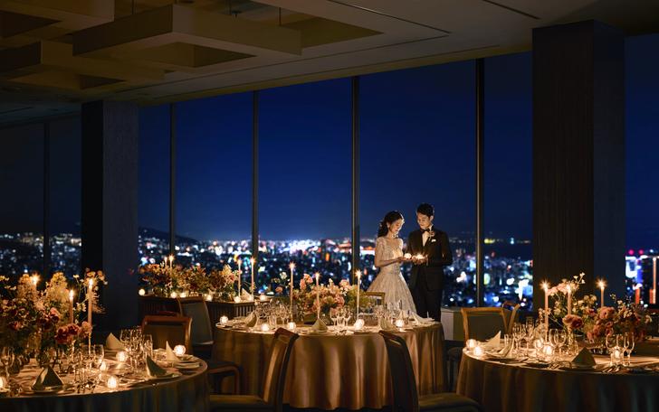 お昼の時間帯はもちろんの事、夜景が煌めくナイトウエディングもオススメ！