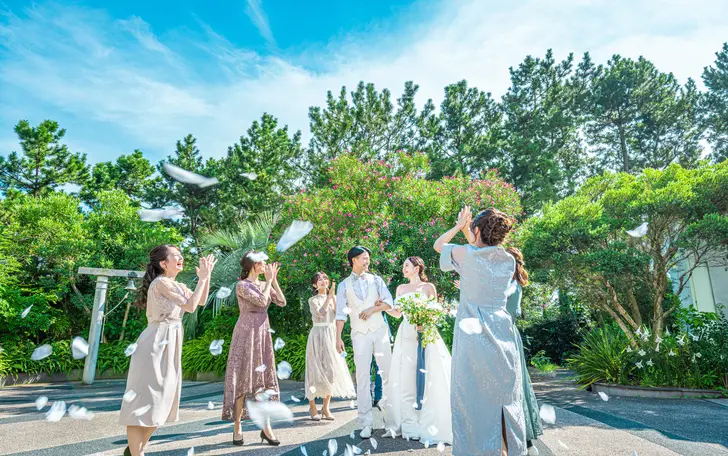 チャペルから続く「開放的なガーデン」でおこなう、笑顔溢れるアフターセレモニー