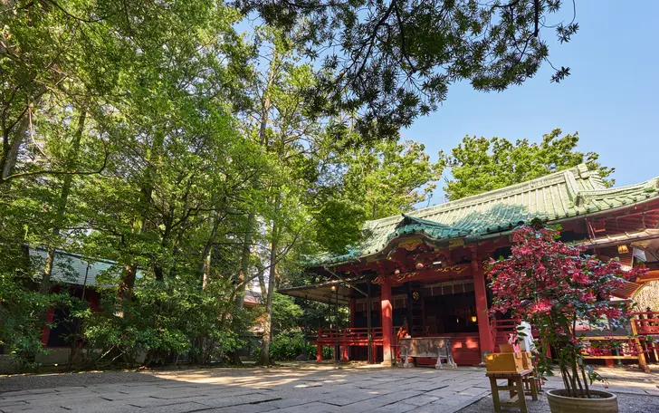 鎮座より一千年余、「厄除」「縁結び」の信仰が篤い赤坂氷川神社。※移動サポート有