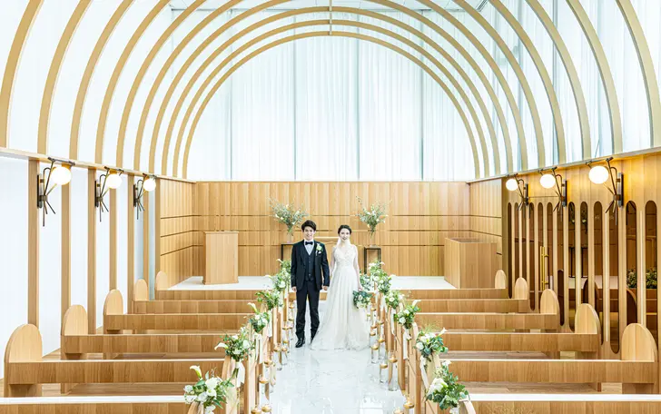 陽光のヴェールに包まれる開放感あふれるクリスタルチャペルを自由にコーディネートしてください。自然光の美しさが映えます。