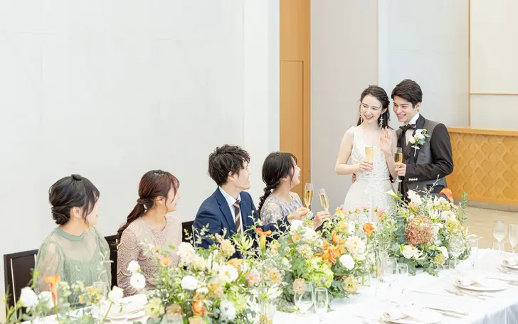 ふたりとゲストも一緒になって、当日を心地よく過ごせるスタイリッシュなゆったりスペースに、ゲストの笑顔があふれます