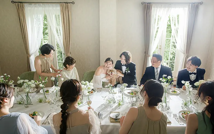 【少人数専用個室】ウッド調の会場はナチュラルモダンを感じる。テラスと一体の会場なので自由にガーデンといききできる