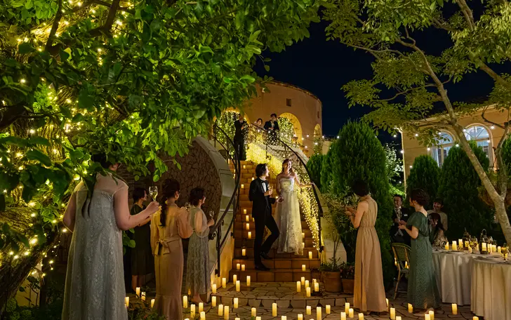 【ナイトウェディング】ガーデンをライトアップしてアットホームなナイトパーティはゲストと一体感が生まれ暖かい時間に