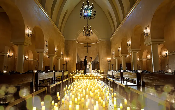 【圧巻のスケール】バージンロードから祭壇の階段に至るまで、無数のキャンドルの灯りが埋め尽くす夜限定の特別な空間演出