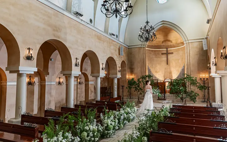 【全長11mのバージンロード】柔らかな光とアーチが彩るチャペルで、ヴェールが美しく舞う特別な瞬間を残して