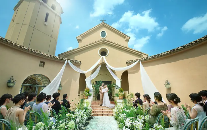 【ガーデンウェディング】南フランスの街を全部が挙式の舞台。青空に誓う人前式は、ゲストとの距離が近くアットホームな挙式に