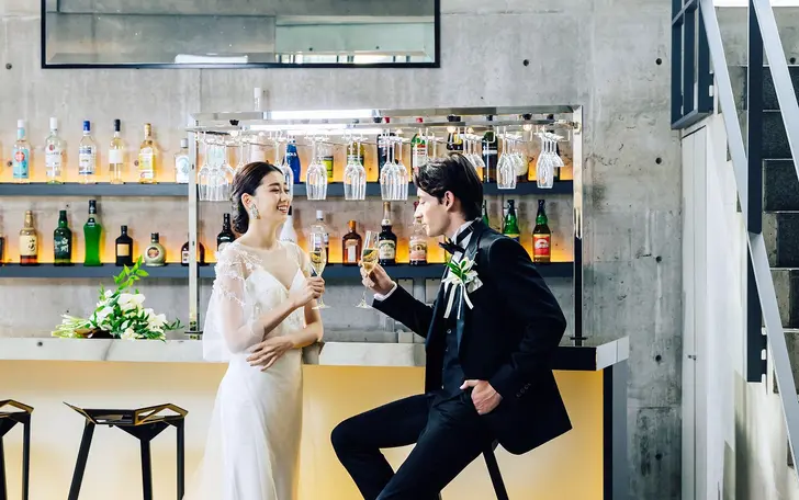 エントランスを進むとスタイリッシュなバーカウンターが。ウェルカムドリンクを振る舞い、ゲストと楽しいひとときを。