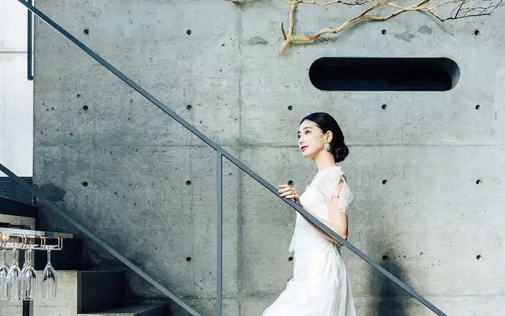 2階へ続く階段は、安藤建築らしいミニマルな作り。壁面にお気に入りの写真を飾ってギャラリー風にも。