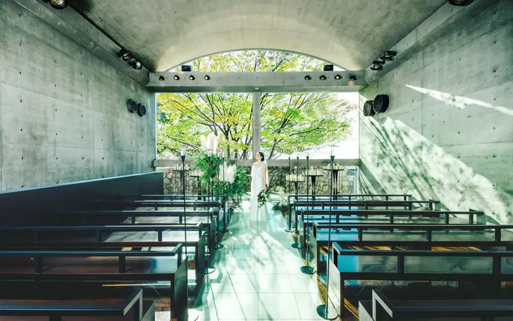 シンボルツリーを目の前に、自然光溢れる挙式会場。幻想的な空間で愛を誓って。