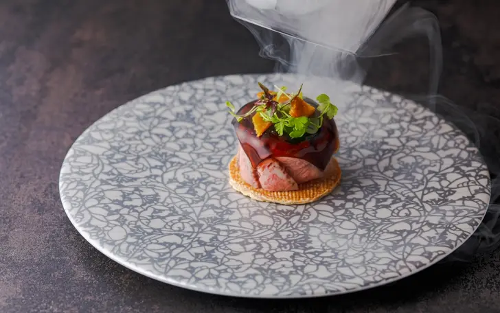 おふたりの大切な一日が、ゲストのみなさまの五感に、
記憶に、刻まれるようなひと皿を。