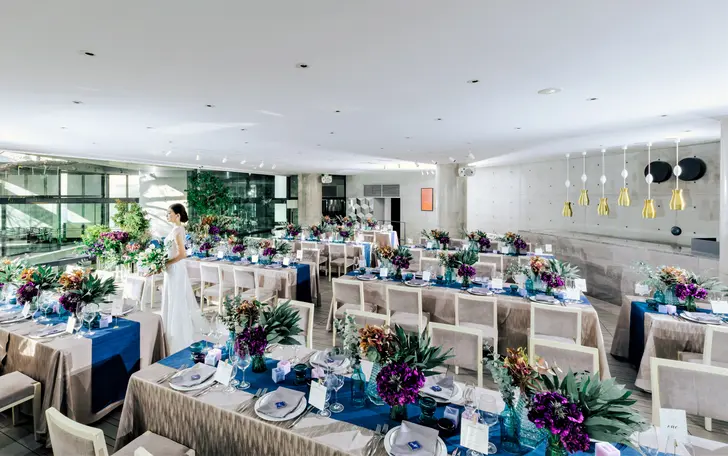 2面ガラス張りで開放的な披露宴会場。オープンキッチンもあり、目の前で調理される姿は圧巻！