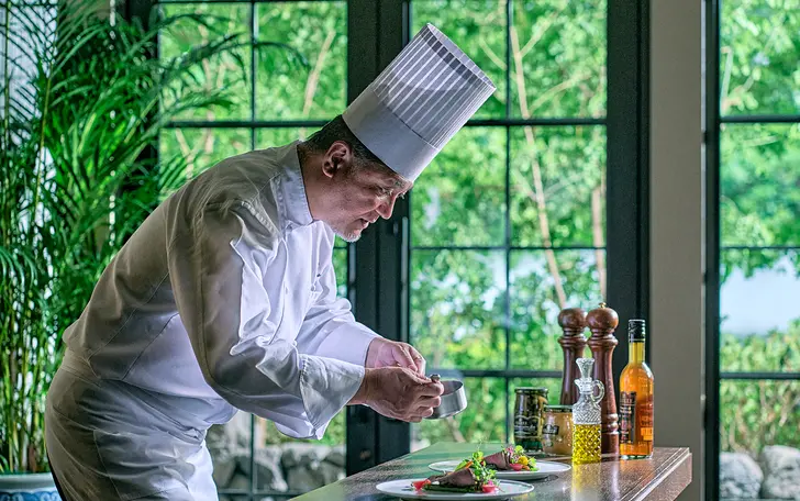 オープンキッチンから出される料理は味だけではなく、五感でお楽しみいただけると大人気です。