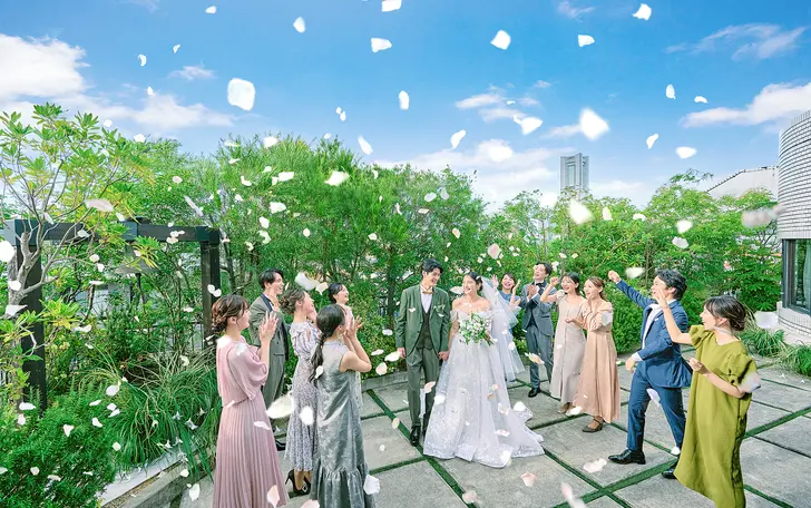 隣接するガーデンには植物が咲きほこり、四季折々の豊かな表情で皆様を祝福します。