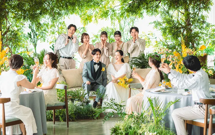 白を基調とした洗練空間に、陽光・風・緑が溶け合うナチュラルテイストの会場。