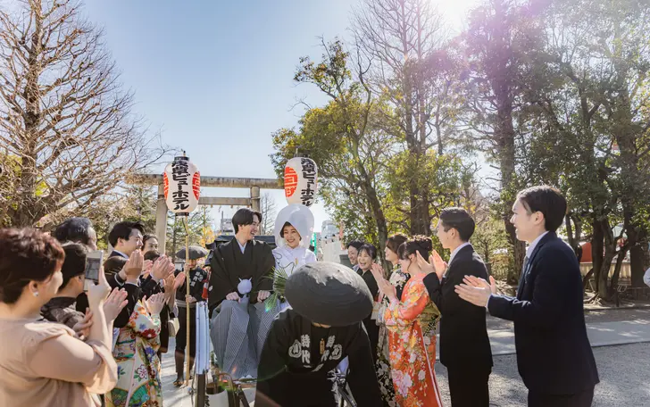 結婚式当日は人力車で街を回って。「おめでとう！」と沢山の人々から祝福の言葉をもらえます。