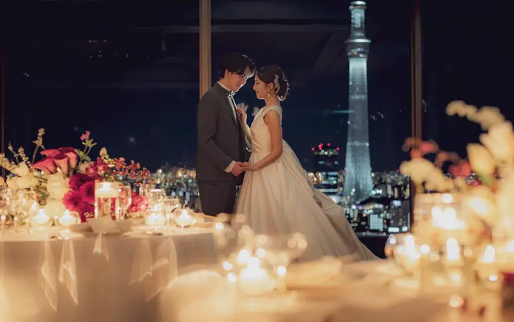 夕暮れから夜にかけてのナイトウェディングもおすすめ。日の入りとともにライトアップされる街並みは、ガラッと大人な雰囲気。