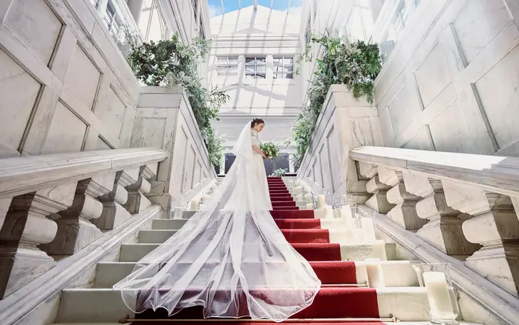 《大階段から始まる感動挙式》創立時より守り継ぐ大理石大階段のバージンロード。天窓から差し込む陽光が荘厳な空間を包みます