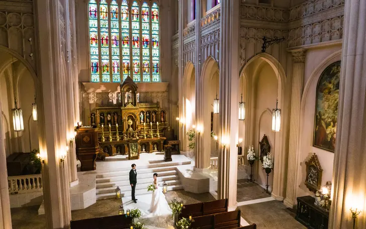 天井まで届くステンドグラスやアンティークの調度品など、花嫁の夢が詰まった美しいカテドラル。