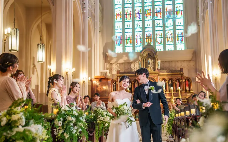 天井高20mの圧巻のチャペルに響き渡る生演奏の音楽に涙する花嫁・ゲストも多数＊