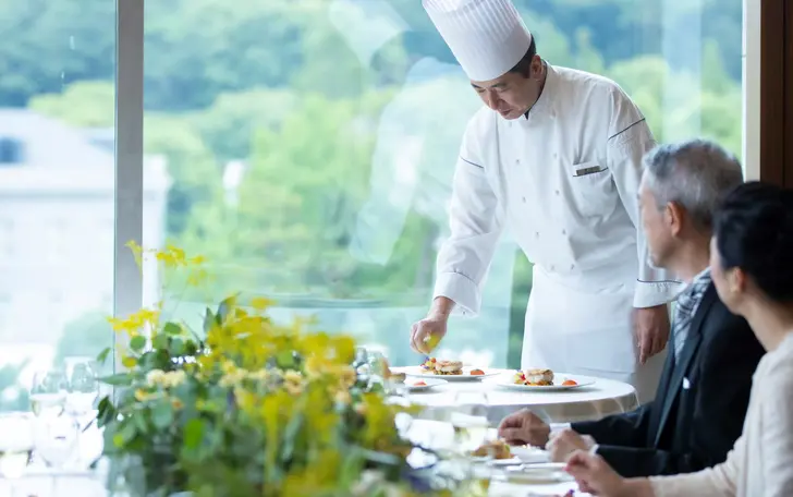 先人から継承する伝統の味をベースに、革新を求め続ける料理人たちの心と技が息づいた料理。最高の食の演出を五感で愉しむ。