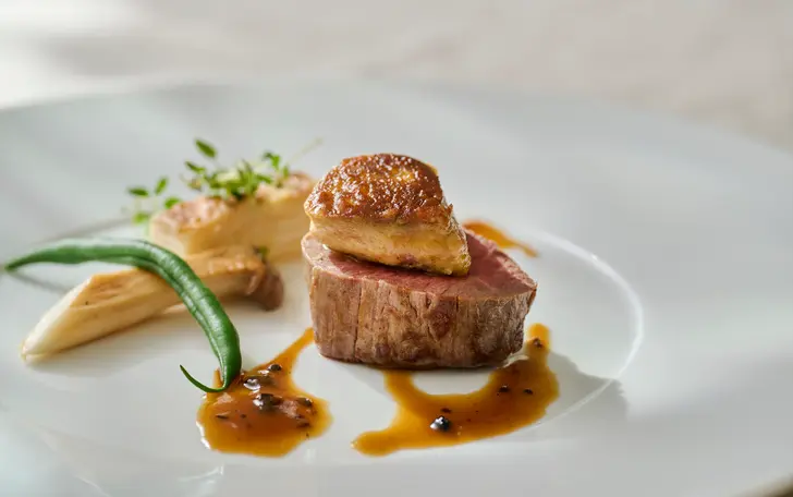 糸島の契約農園から取り寄せた野菜や九州各地の厳選素材を使用した糸島フレンチ。